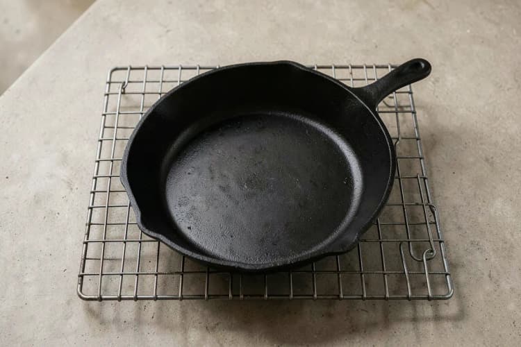 Panela de ferro fundido esfriando após o processo de cura