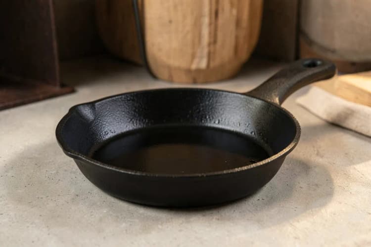 Panela de ferro fundido com uma fina camada de óleo, pronta para ser guardada.