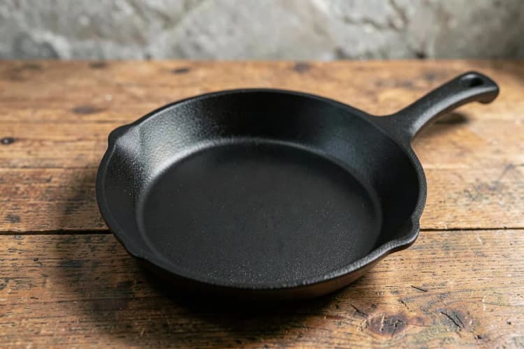 Uma panela de ferro fundido limpa e seca, pronta para o processo de cura.